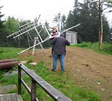 Setting up the antena masts at the warmup hut